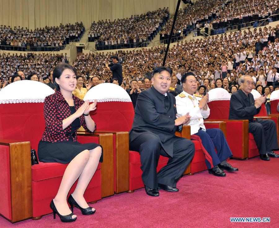 Photo released by Korean Central News Agency on July 31, 2012 shows Kim Jong Un (2nd L), top leader of the Democratic People's Republic of Korea (DPRK), and his wife Ri Sol Ju (1st L) watching a performance. (Xinhua/KCNA) 