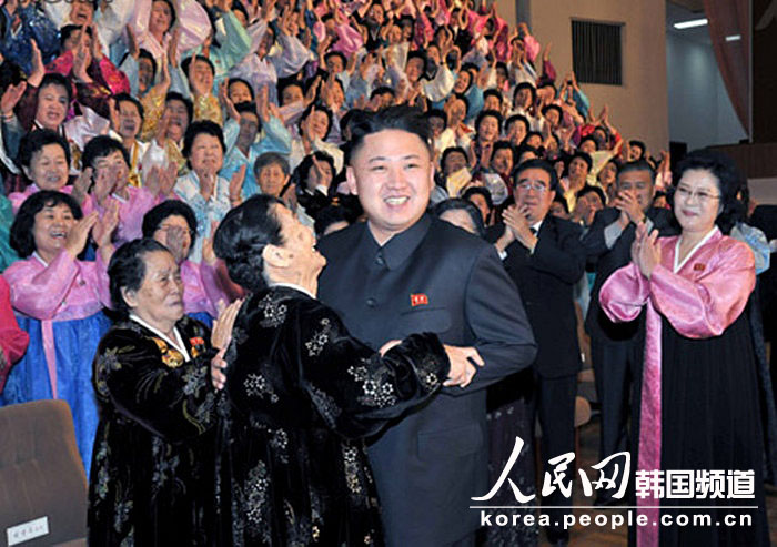 Kim Jong Un, top leader of the Democratic People's Republic of Korea (DPRK), takes a group photo with the delegates to the 4th National Meeting of Mothers. (Photo/ People’s Daily Online)
