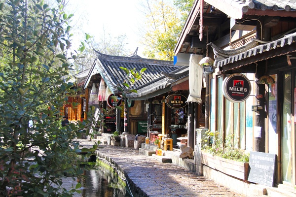 Just four kilometers northwest of the fully packed tourist town Lijiang in southwest China's Yunnan Province, Shuhe Ancient Town is a place where visitors seek the traditional way of local life. Once an essential stop along the ancient Tea Horse Road, Shuhe has displayed its commercial spirit by opening clusters of shops and bars catering to tourists.(CRI Photo)