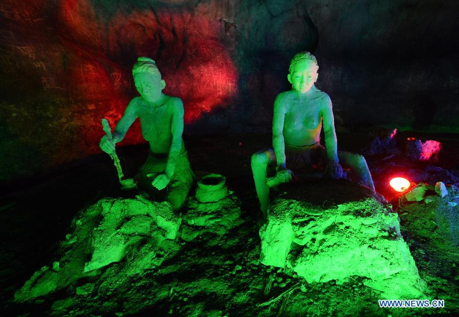 Photo shows the sculptures imitating ancient people's life at the Xianren Cave in Dayuan Township of Wannian County, east China's Jiangxi Province. Xianren Cave is the location for historically important finds of prehistoric pottery sherds and rice remains. (Xinhua/Zhou Ke)