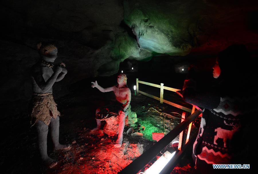 Photo shows the sculptures imitating ancient people's life at the Xianren Cave in Dayuan Township of Wannian County, east China's Jiangxi Province. Xianren Cave is the location for historically important finds of prehistoric pottery sherds and rice remains. (Xinhua/Zhou Ke) 
