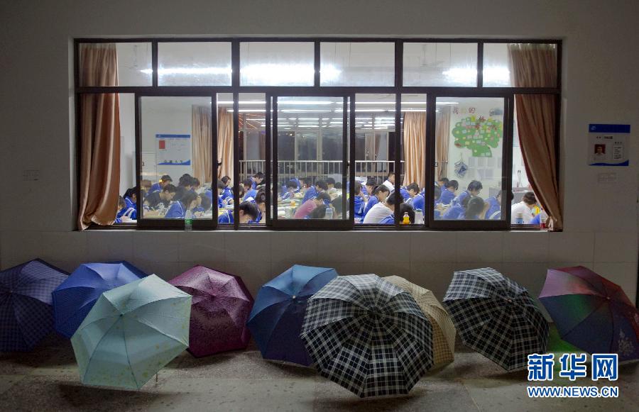 The third-year high school students have evening classes in Changsha, capital of Hunan province, on May, 23, 2012. (Photo/XInhua)