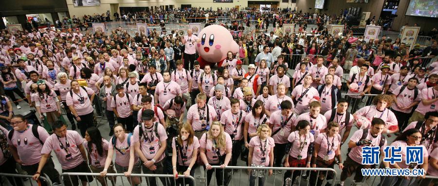 To celebrate Kirby’s 20th birthday, over 500 Kirby fans blow bubblegum in Seattle, U.S on Sep 1, 2012. They try to break the Guinness World Record of “the most people together to blow bubblegum”. (Xinhua/AP Photo)