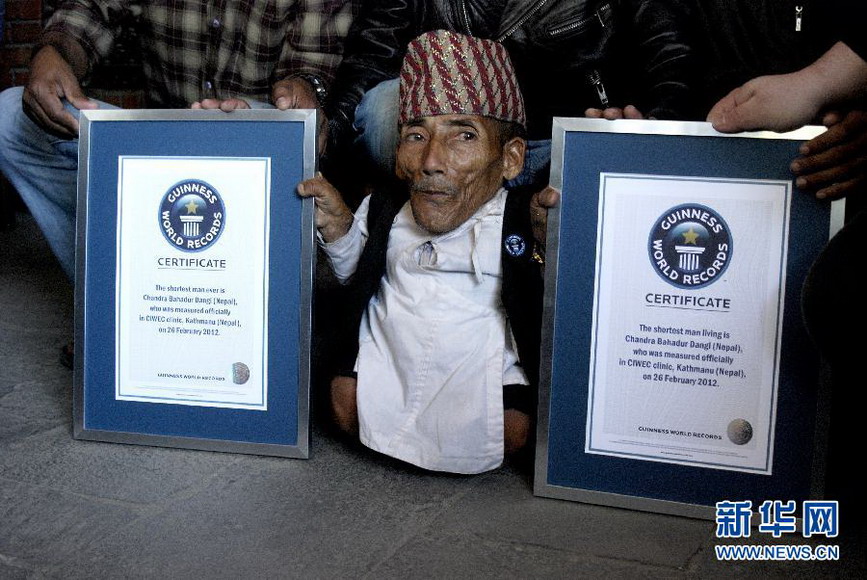 Chandra Bahadur Dangi presents his certificates of Guinness World Records on Feb 26, 2012. He was award the title of the world’s shortest man ever recorded with height of 0.546 meters. (Photo/Xinhua) 