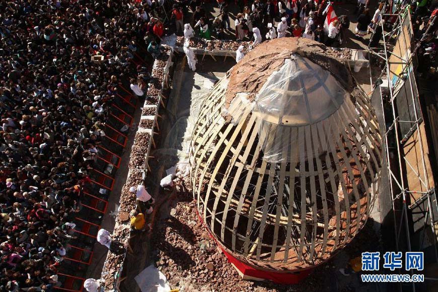 The world’s biggest Easter egg is presented in San Carlos de Bariloche, Argentina on Apr. 8, 2012. This miracle Easter egg is 8 meter-high and beats the previous Guinness World Record.(Xinhua/AFP Photo)