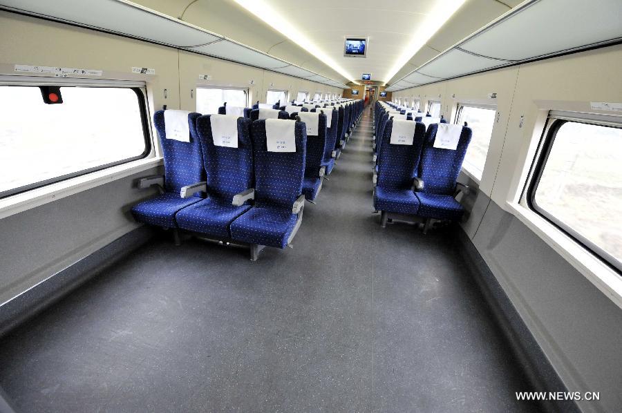 The interior of the second-class carriage on G80 express train is pictured during a trip to Beijing, capital of China, Dec. 22, 2012.(Xinhua/Chen Yehua) 