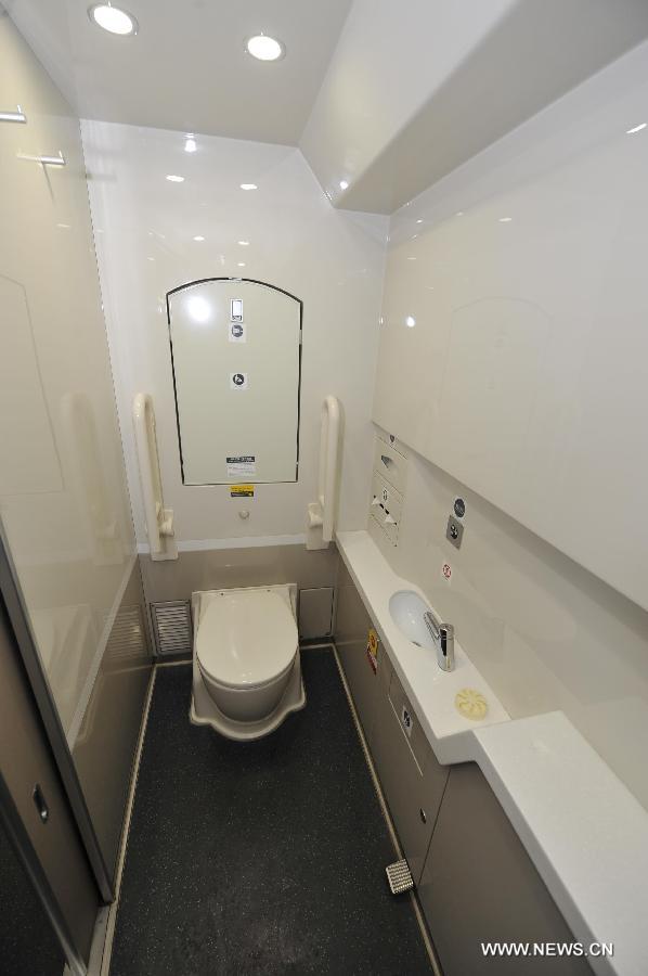 The interior of a toilet for disabled people on G80 express train is pictured during a trip to Beijing, capital of China, Dec. 22, 2012.(Xinhua/Chen Yehua) 