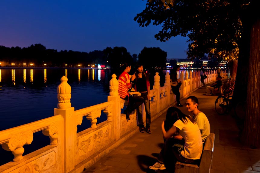 Photo "Qianhai" shows the gorgeous night scenery of Qianhai. Qianhai and Houhai are two Beijing favorites for both young Chinese and foreigners because they boast an amazing scenery as well as numerous bars and restaurants. (China.org.cn/Christoph Mohr)