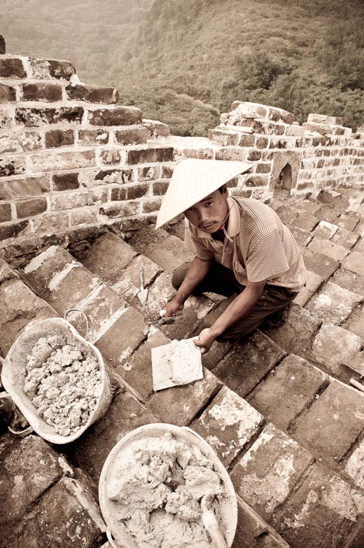 "Restoring my wall" taken by Laureano Foz from Canada received a third prize. (China.org.cn/Laureano Foz)
