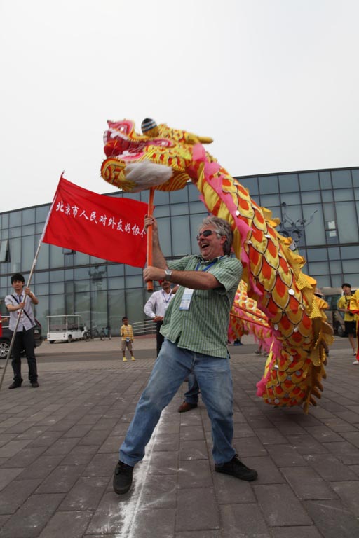 A foreigner is enjoying the dragon dance, a popular festival dance in China. The photo, entitled "Happy to be in China," received a second prize. (China.org.cnAouini Mohamed Wassim)