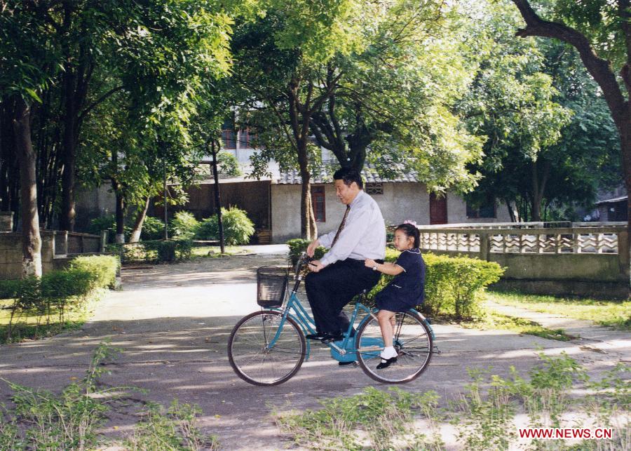 File photo shows Xi Jinping carries his daughter with a bicycle in Fuzhou, capital of southeast China's Fujian Province. (Xinhua) 