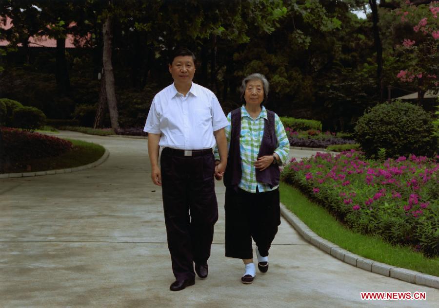 File photo shows Xi Jinping (L) accompanies his mother Qi Xin for a walk. (Xinhua) 