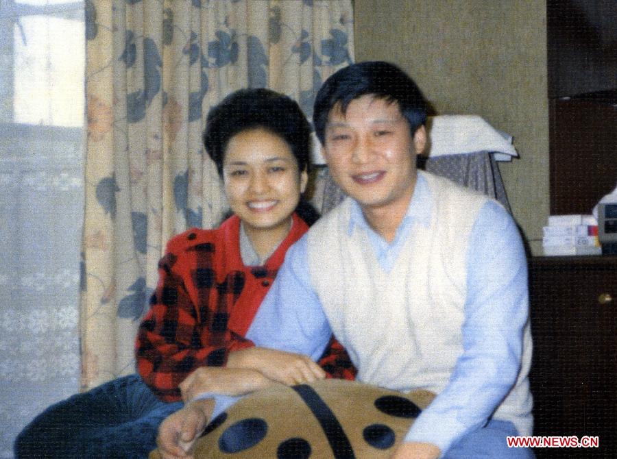 File photo taken in September 1989 shows Xi Jinping and his wife Peng Liyuan. (Xinhua) 