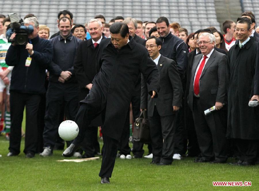 File photo taken in February 2012 shows Xi Jinping kicks a Gaelic football as he visits the headquarters of the Gaelic Athletic Association (GAA) in Ireland. (Xinhua) 