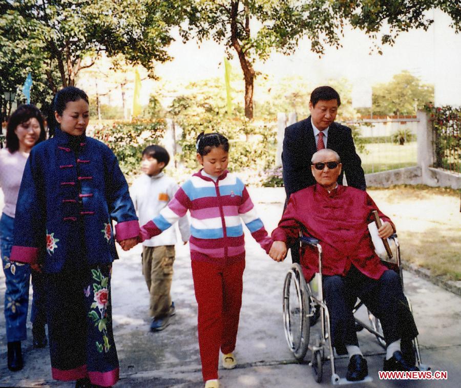 File photo shows Xi Jinping (R, rear) with his father Xi Zhongxun (R, front), his wife (L, front) and his daughter (C, front). (Xinhua) 