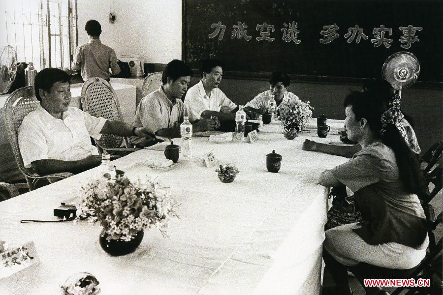 File photo taken in August 1993 shows Xi Jinping (1st L), then secretary of the Fuzhou Municipal Committee of the Communist Party of China (CPC), meets with citizens in Fuzhou, capital of southeast China's Fujian Province. (Xinhua) 