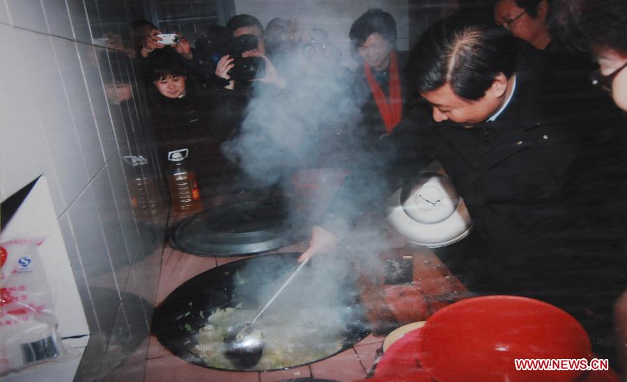 File photo taken in January 2007 shows Xi Jinping (1st R), then secretary of the Zhejiang Provincial Committee of the Communist Party of China (CPC), cooks for the aged people living in a rest home of Pingdu Township of Qingyuan County in east China's Zhejiang Province. (Xinhua) 