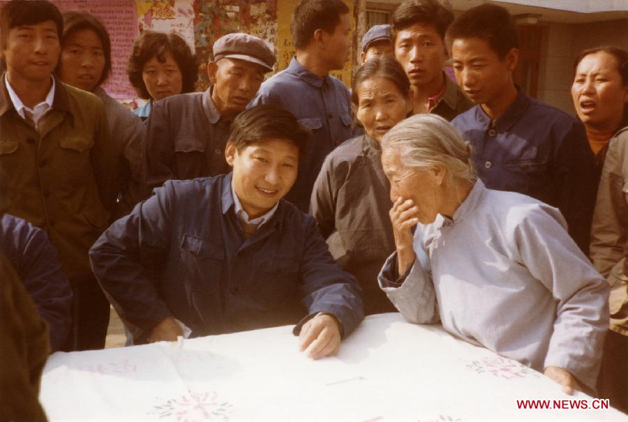 File photo taken in 1983 shows Xi Jinping (L, front), then secretary of the Zhengding County Committee of the Communist Party of China (CPC), listens to opinions of villagers in Zhengding County, north China's Hebei Province. (Xinhua) 