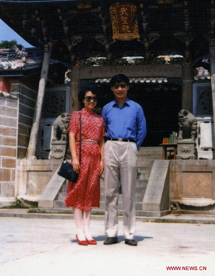 File photo taken in August 1987 shows Xi Jinping and his wife Peng Liyuan pose for photo in the Dongshan Island in southeast China's Fujian Province. (Xinhua) 