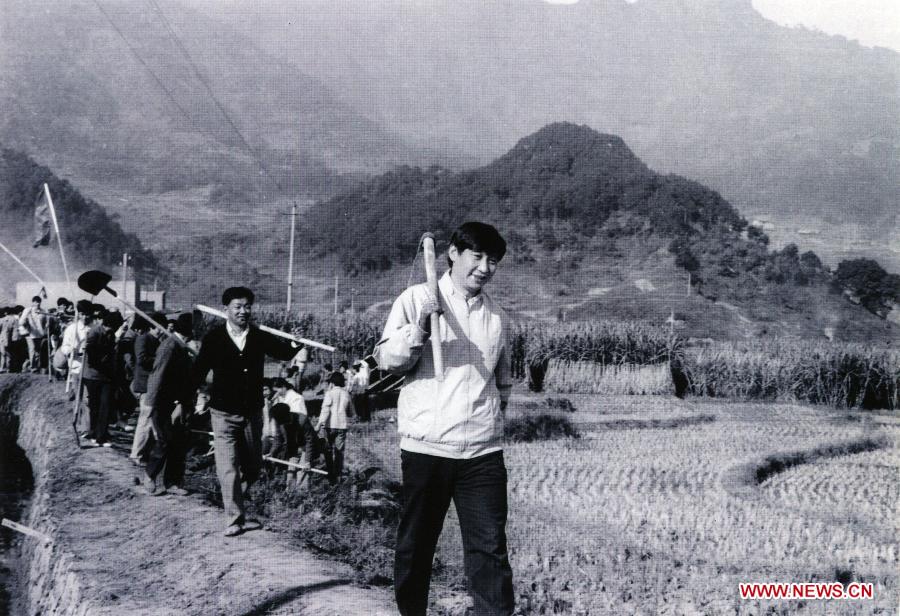 File photo taken in 1988 shows Xi Jinping (front), then secretary of the Ningde Prefecture Committee of the Communist Party of China (CPC), participates in farm work during his investigation in the countryside. (Xinhua) 