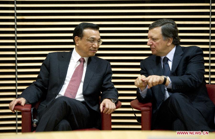 File photo taken on May 3, 2012 shows Li Keqiang (L) talks with European Commission President Jose Manuel Barroso during the China-European Union High Level Meeting on Energy at the EU Commission headquarters in Brussels, Belgium. (Photo/Xinhua) 