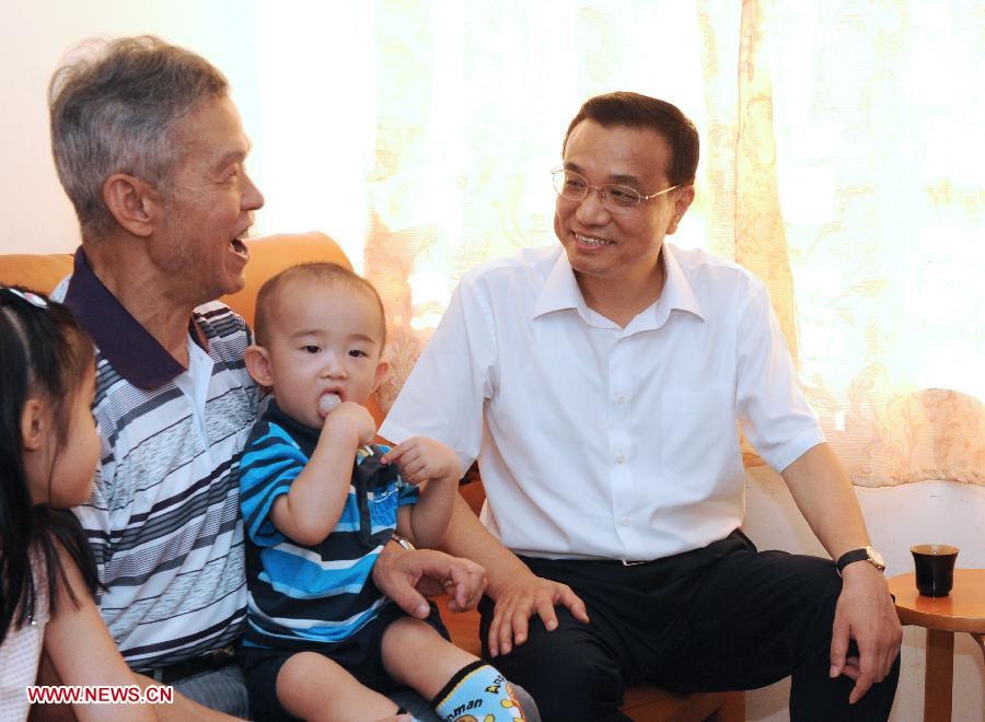 File photo taken on August 2011 shows Li Keqiang (R) visits residents living in public housing in Hong Kong, south China. (Photo/Xinhua) 