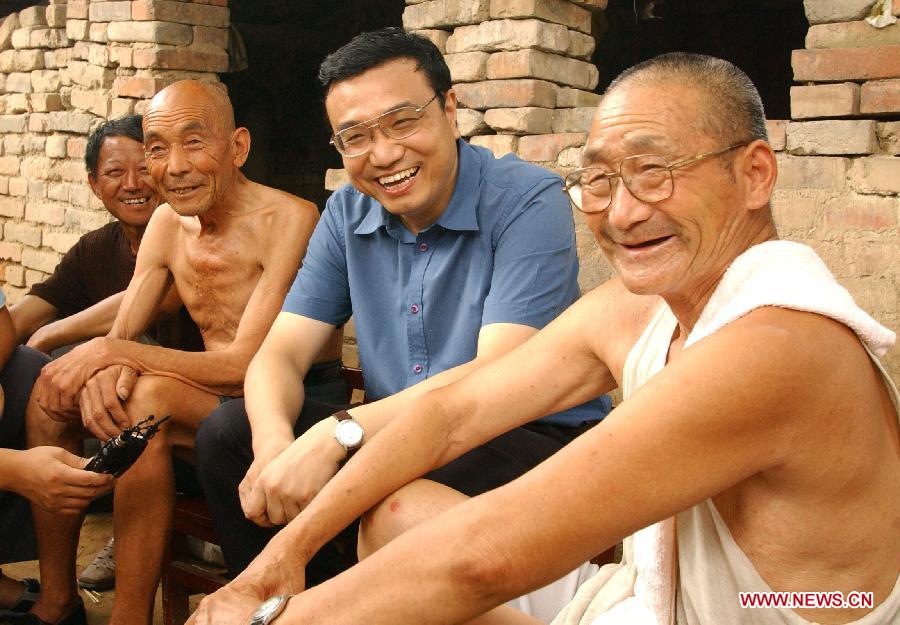 File photo taken on Aug. 8, 2003 shows Li Keqiang, then secretary of the Henan Provincial Committee of the Communist Party of China (CPC), talks to villagers in Xinxiang, central China's Henan Province. (Xinhua/Guo Yu) 