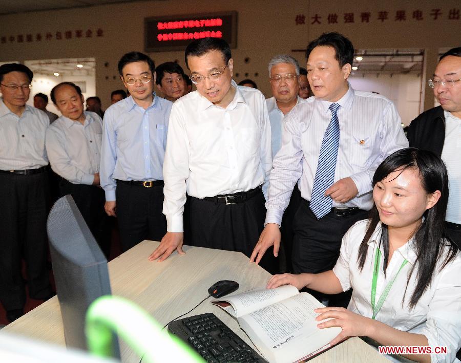 File photo taken on Oct. 10, 2011 shows Li Keqiang (C) inspects the Green Apple Data Center in Changsha, capital of central China's Hunan Province. (Xinhua/Li Tao) 