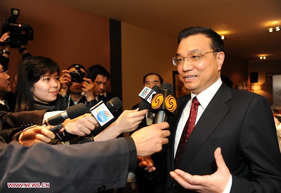 File photo taken on Jan. 28, 2010 shows Li Keqiang (R) receives interview from reporters in Davos, Switzerland. (Photo/Xinhua) 