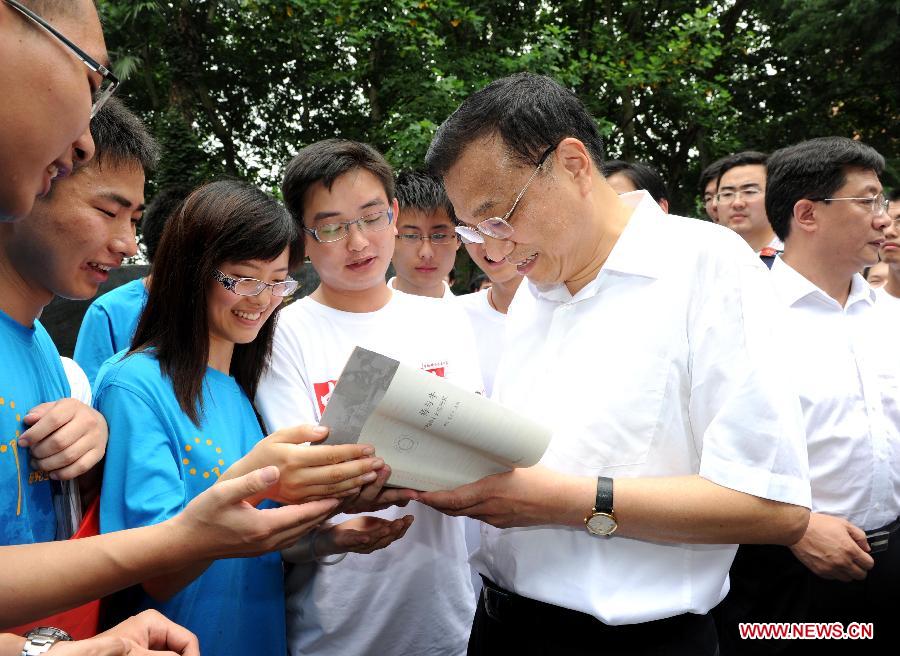 File photo taken on July 5, 2011 shows Li Keqiang (R, front) communicates with students of University of Science and Technology of China as he inspects east China's Anhui Province. (Xinhua/Rao Aimin) 