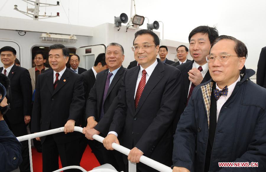 File photo taken on Dec. 15, 2009 shows Li Keqiang (3rd R, front) is seen on his way to a construction site after attending the inauguration ceremony of Hong Kong-Zhuhai-Macao bridge in Zhuhai, south China's Guangdong Province. (Xinhua/Huang Jingwen)