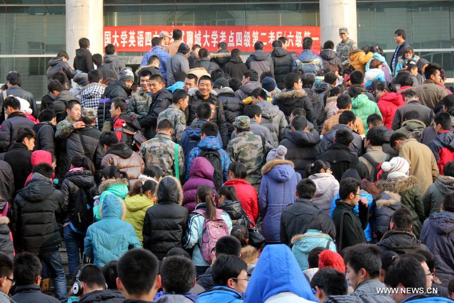 Candidates of National College English Test swarm into exam rooms at Liaocheng University in Liaocheng, east China's Shandong Province, Dec. 22, 2012.