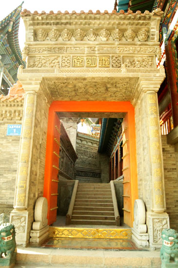 A side gate of the Lingming Temple in Lanzhou, Gansu Province. (CRIENGLISH.com/Guo Jing)