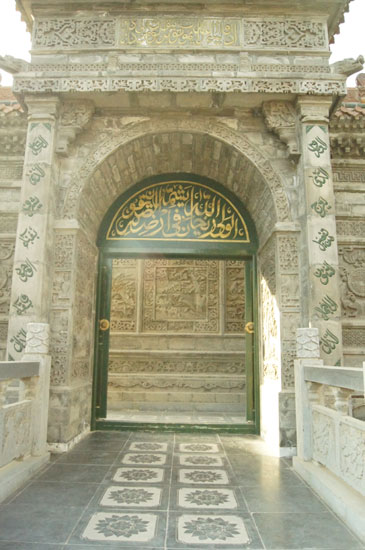 Scriptures of the Koran are carved on the archway of the Lingming Temple in Lanzhou, Gansu Province. (CRIENGLISH.com/Guo Jing)