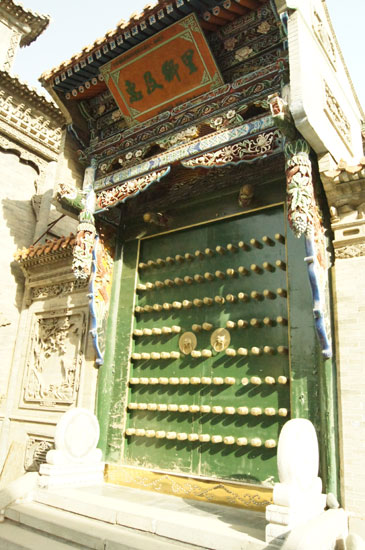 A green door of a side hall at the Lingming Temple in Lanzhou, Gansu Province. In traditional Chinese architecture, such doors are always painted red. Green is the color widely used in Islamic architecture. (CRIENGLISH.com/Guo Jing)