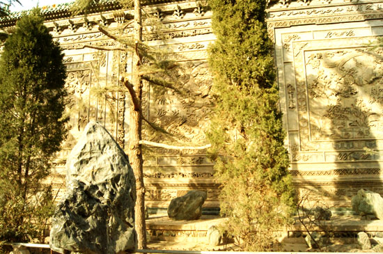 Intricate brick carving on the screen wall at the Lingming Temple in Lanzhou, Gansu Province. (CRIENGLISH.com/Guo Jing)