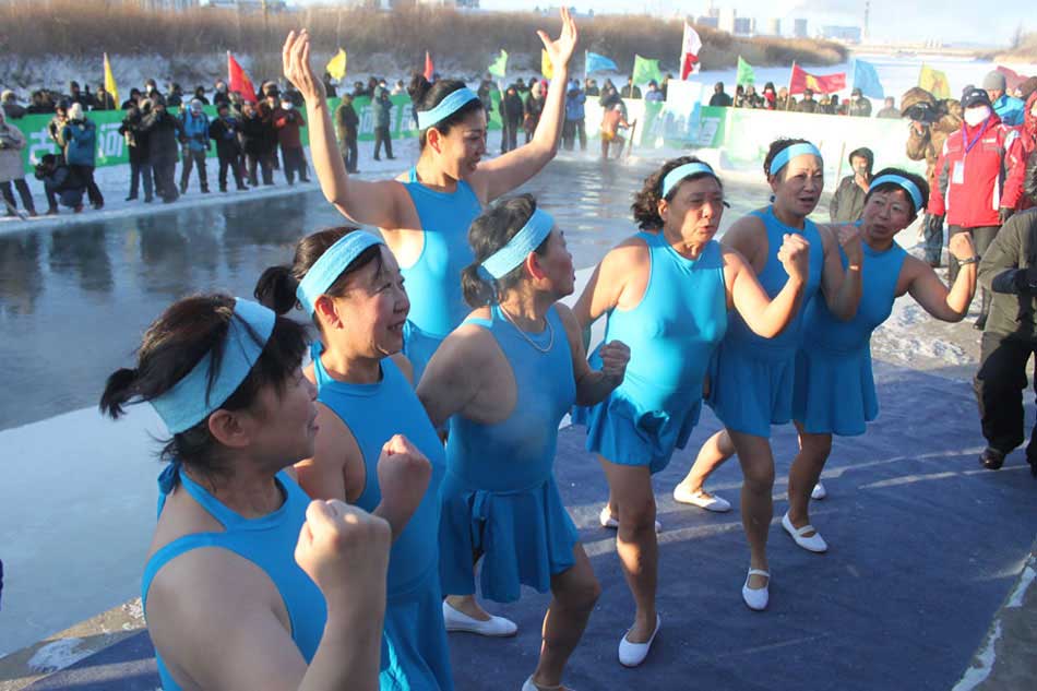 A cheering squad performs during the 2012 China Halar Winter Swimming Tournament in Halar, Hulun Buir City in north China's Inner Mongolia Autonomous Region on the afternoon of Dec. 23, 2012. (www.northnews.cn / Wang Peng)