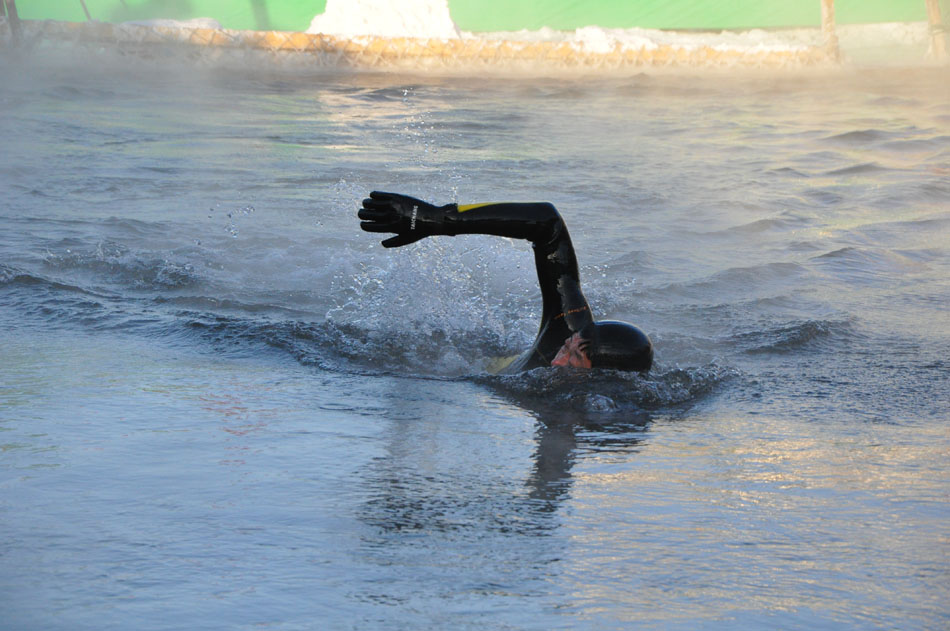 Photo shows the freestyle swimming at the 2012 China Halar Winter Swimming Tournament in Halar, Hulun Buir City in north China's Inner Mongolia Autonomous Region on the afternoon of Dec. 23, 2012. (People's Daily Online/Zeng Shurou)