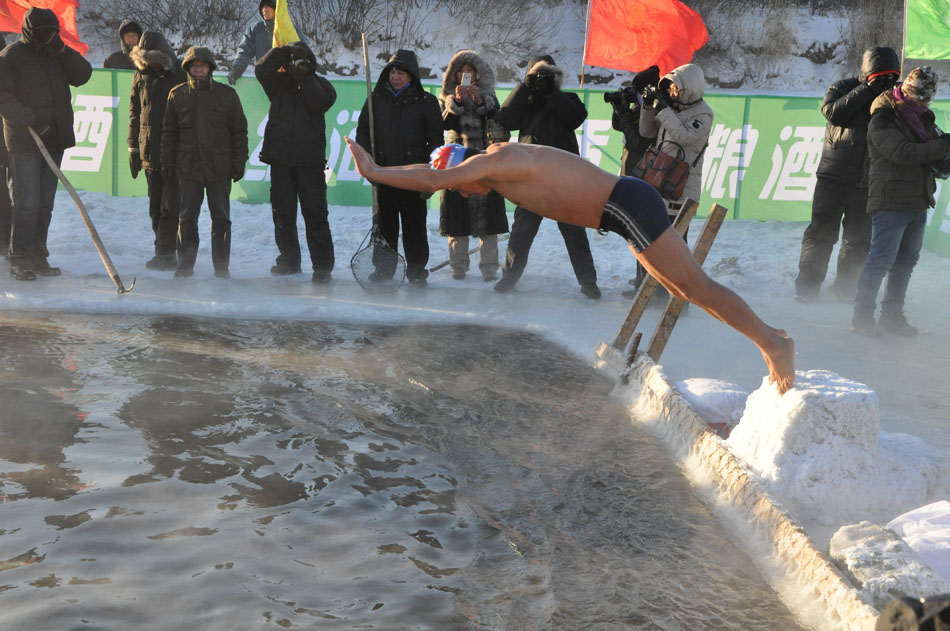 A moment is captured at the 2012 China Halar Winter Swimming Tournament in Halar, Hulun Buir City in north China's Inner Mongolia Autonomous Region on the afternoon of Dec. 23, 2012. (People's Daily Online/Zeng Shurou)