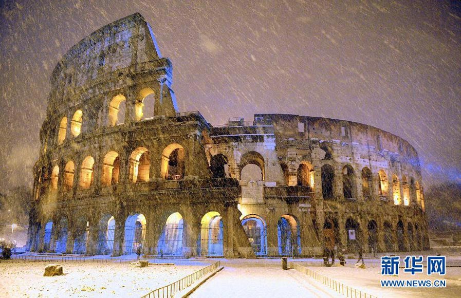 The ancient Colosseum is seen during heavy snowfall late in the night in Rome, Italy, Feb. 4, 2012. (Xinhua/ ReutersPhoto).