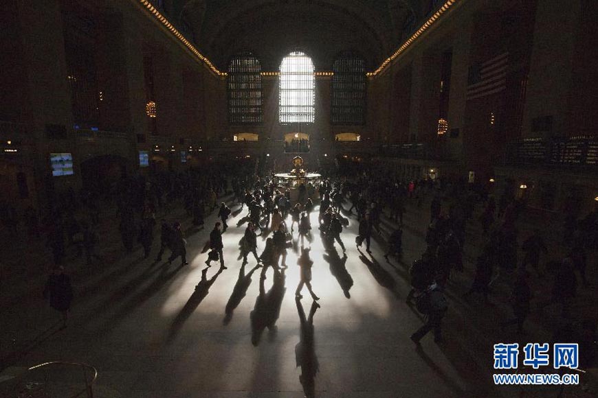 Morning commuters walk through the main concourse of Grand Central Terminal in New York on March 5, 2012. (Xinhua /Reuters Photo)