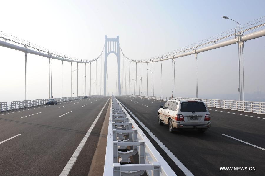 Vehicles run on the No.4 Nanjing Yangtze River Bridge in Nanjing, capital of east China's Jiangsu Province, Dec. 24, 2012. The bridge was opened to traffic on Monday. The 28.966-kilometer-long suspension bridge supported by two towers and three spans, has a 1,418-meter-long main span, the longest among the same kind bridges in China and the third longest in the world. (Xinhua/Sun can)  