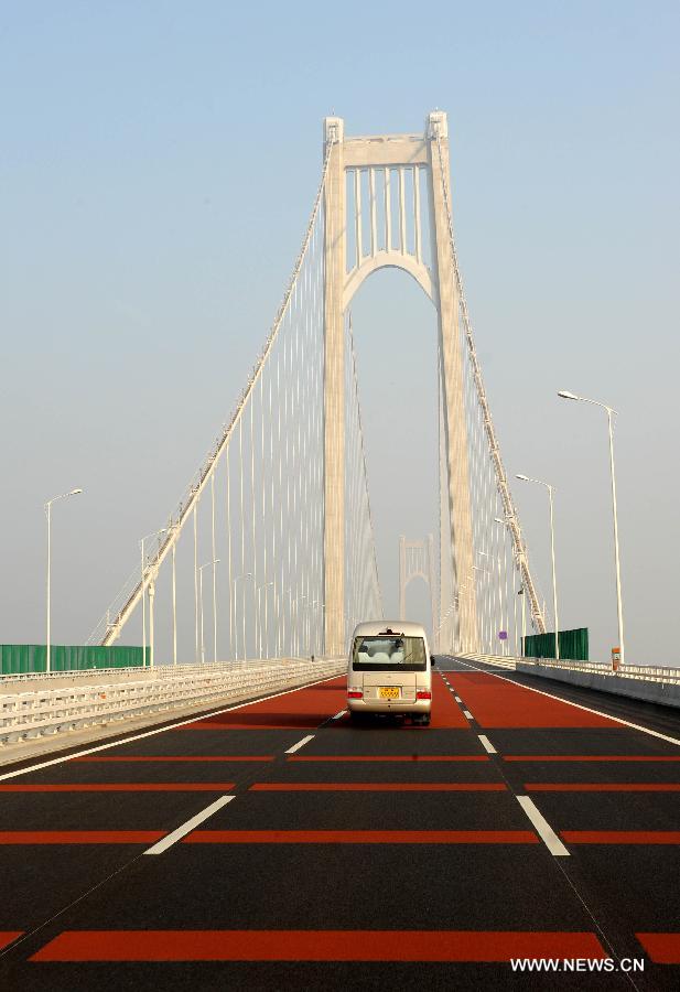  A Vehicle runs on the No.4 Nanjing Yangtze River Bridge in Nanjing, capital of east China's Jiangsu Province, Dec. 24, 2012. The bridge was opened to traffic on Monday. The 28.966-kilometer-long suspension bridge supported by two towers and three spans, has a 1,418-meter-long main span, the longest among the same kind bridges in China and the third longest in the world. (Xinhua/Sun can)    