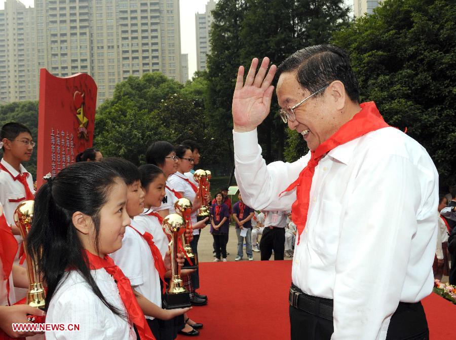 File photo taken on May 31, 2011 shows Yu Zhengsheng (R) presents awards to the top 10 Young Pioneers in east China's Shanghai Municipality. (Xinhua) 