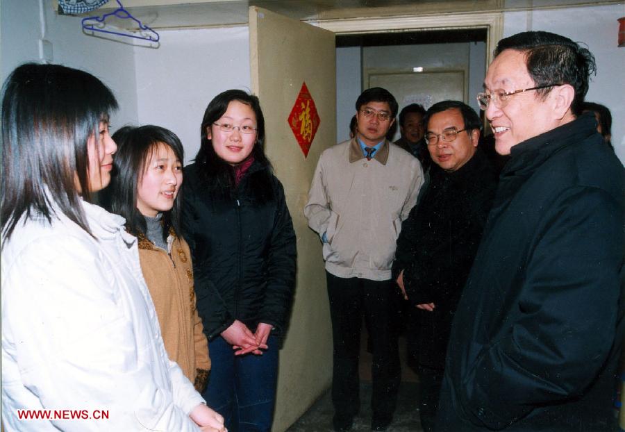 File photo taken on May 16, 2005 shows Yu Zhengsheng (R) talks with students at their dormitory in Wuhan University in Wuhan, capital of central China's Hubei Province. (Xinhua/Min Yifan) 