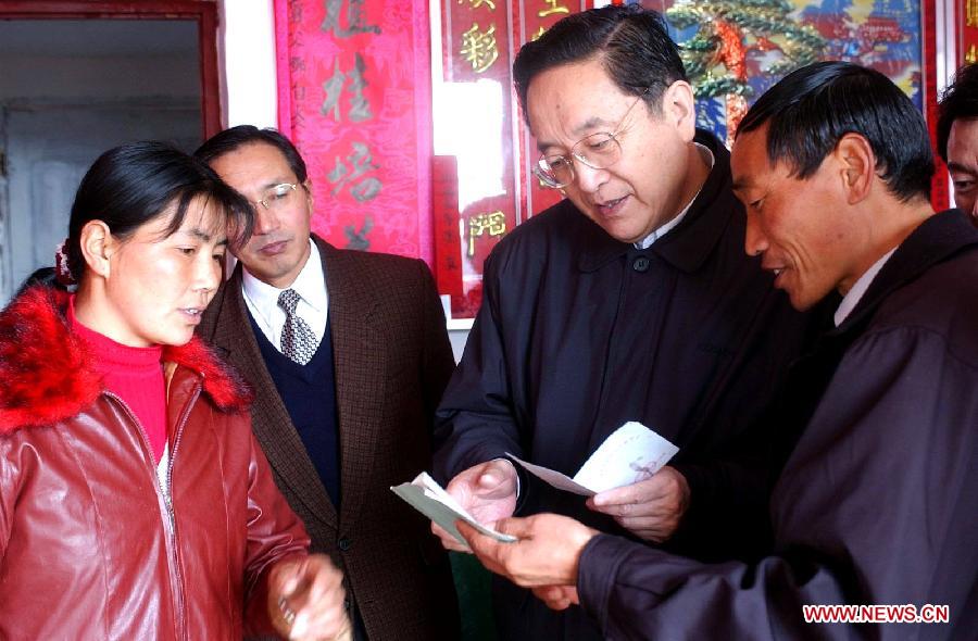 File photo taken on Jan. 11, 2002 shows Yu Zhengsheng (2nd R) communicates with local farmers during his investigation of the rural area in Jiayu County of central China's Hubei Province. (Xinhua/Du Huaju) 