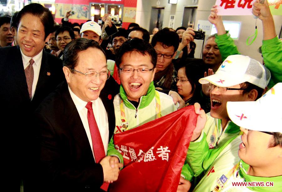 File photo taken on Oct. 31, 2010 shows Yu Zhengsheng (2nd L,front) visits volunteers working at the Shanghai World Expo in east China's Shanghai Municipality. (Xinhua/Zhang Ming) 