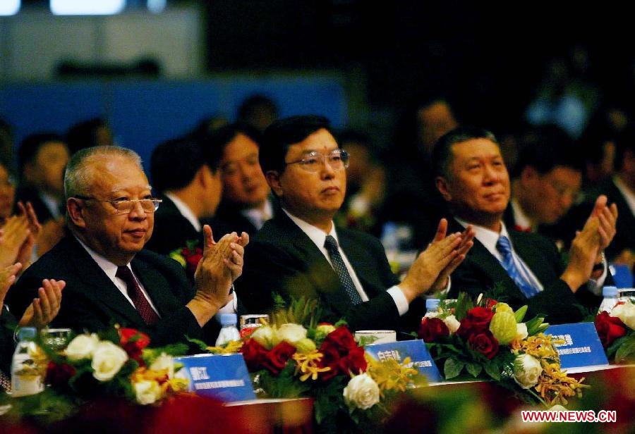 File photo taken on June 2, 2004 shows Zhang Dejiang (C) attends the Pan-Pearl River Delta (PPRD) Regional Cooperation and Development Forum. (Xinhua/Wang Haiyan) 