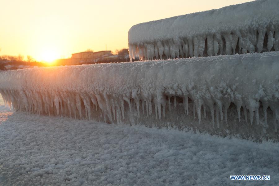Photo taken on Dec. 24, 2012 shows the icicles by the sea in Yantai, a coastal city in east China's Shandong Province. (Xinhua/Shen Jizhong)