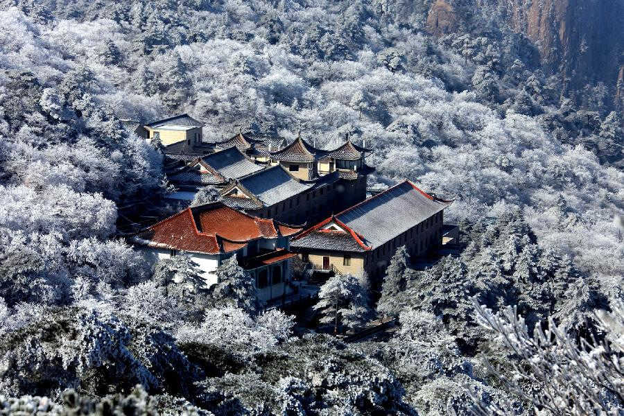 Photo taken on Dec. 23, 2012 shows the rime scenery at the Huangshan Mountain scenic area in east China's Anhui Province. (Xinhua/Shi Guangde)